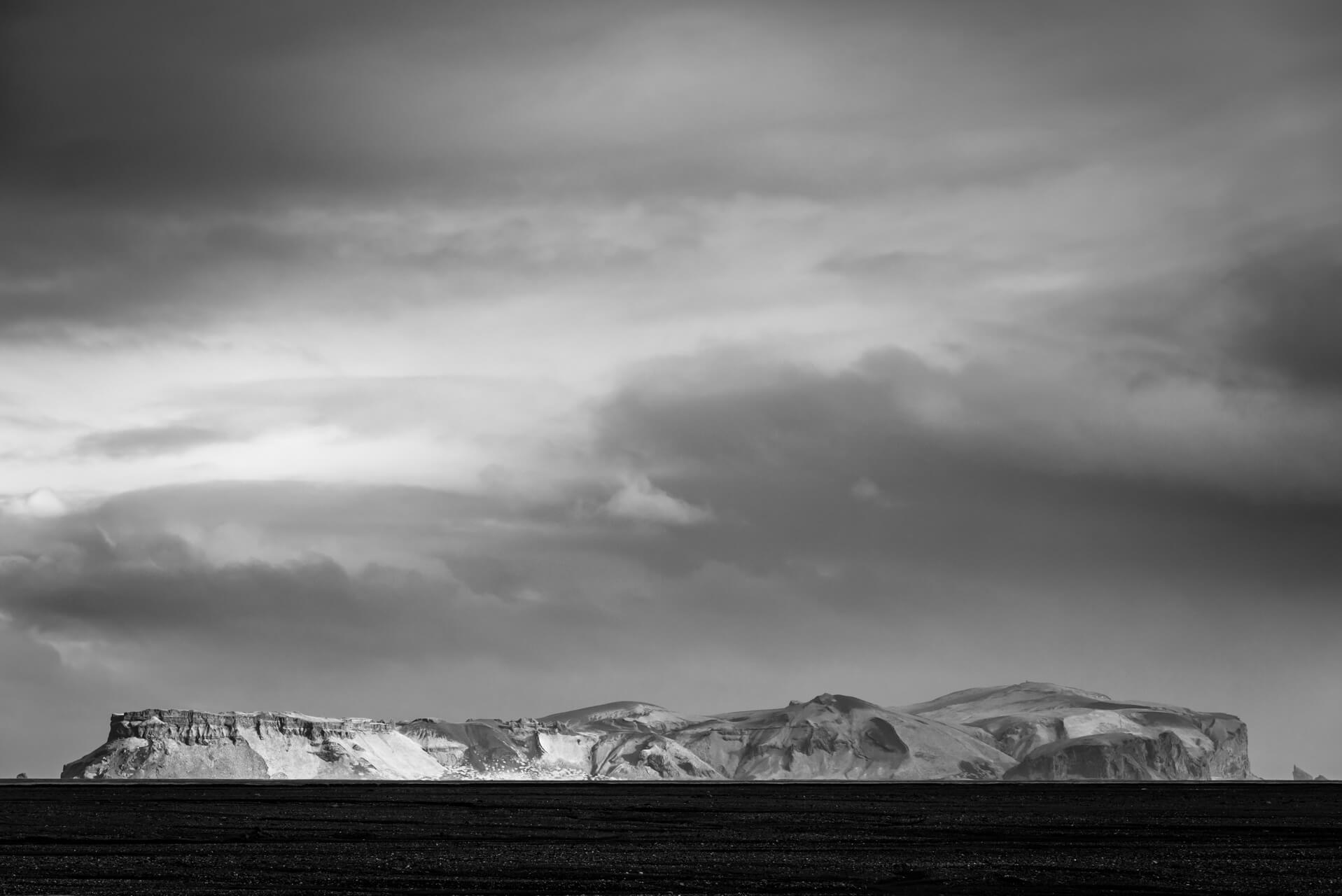 Island monochrom, Hjörleifshöfði; Fotograf Steffen Lohse