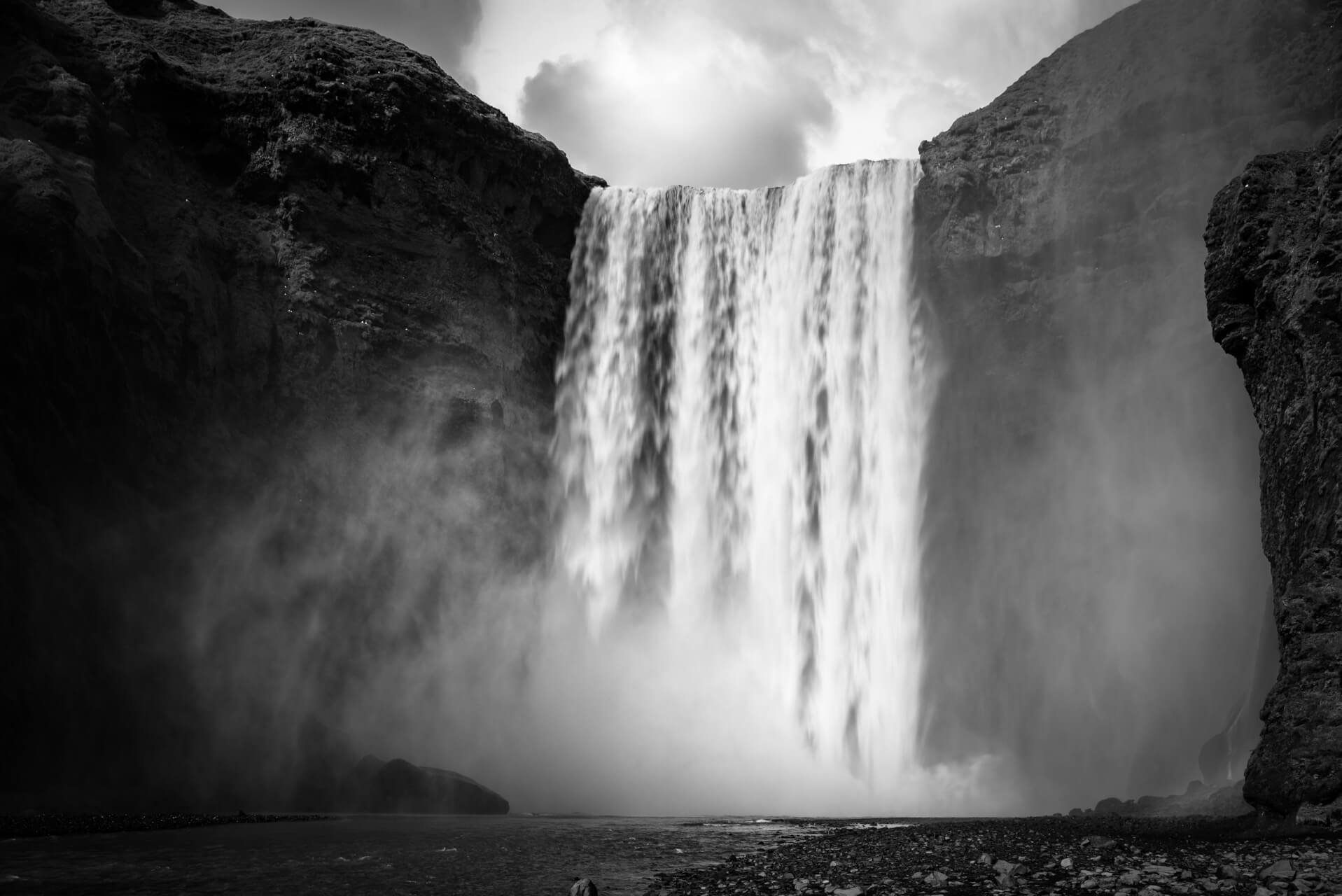 Island monochrom, Skógafoss; Fotograf Steffen Lohse