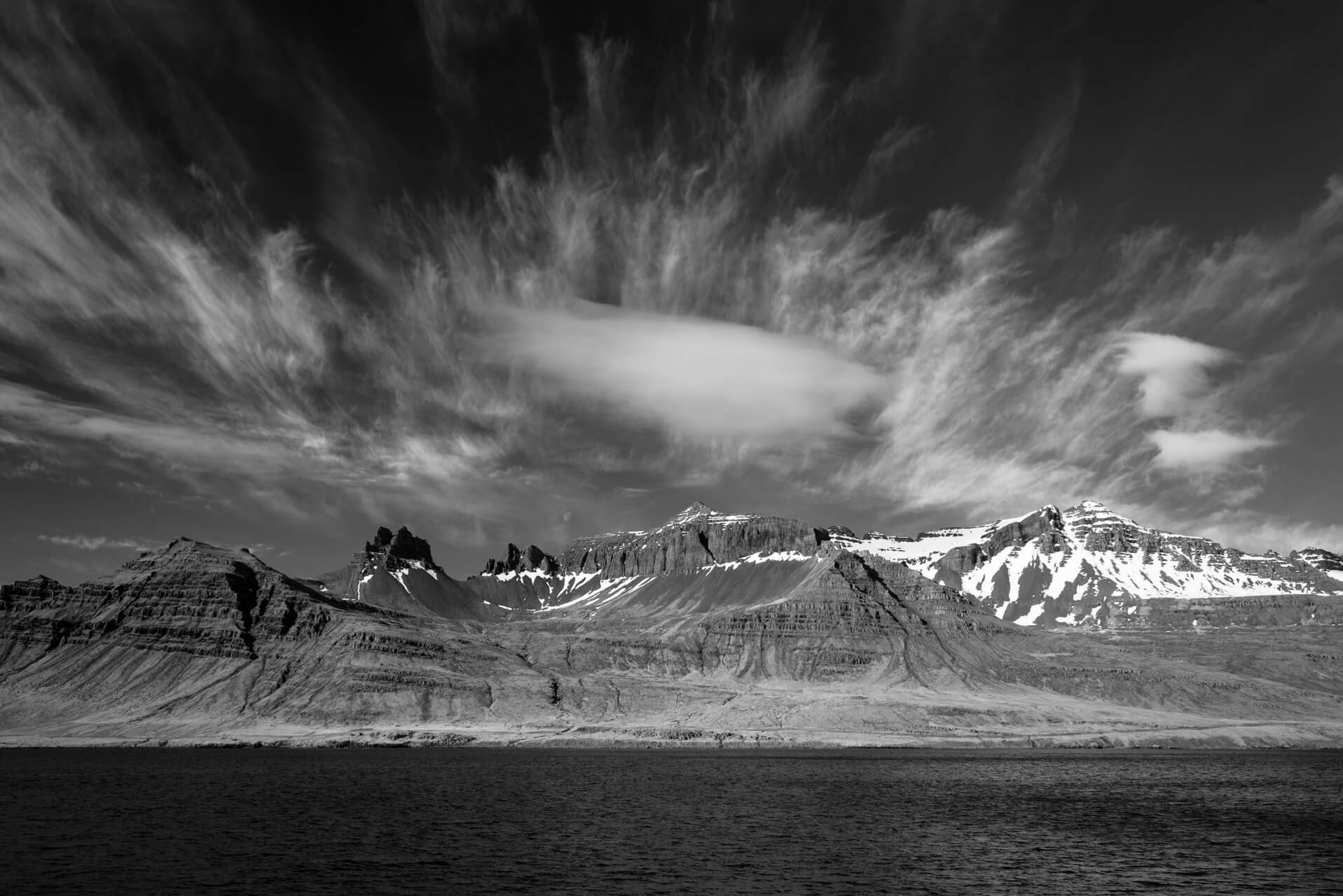 Island monochrom, Stöðvarfjörður; Fotograf Steffen Lohse