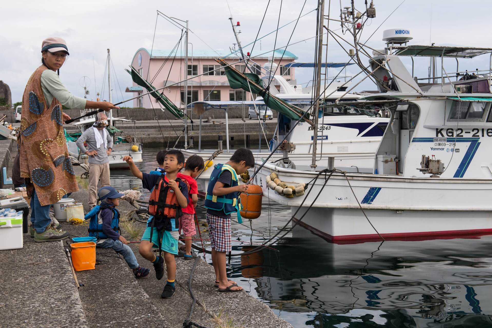 Japan Yakushima, angelnde Kinder am Hafen