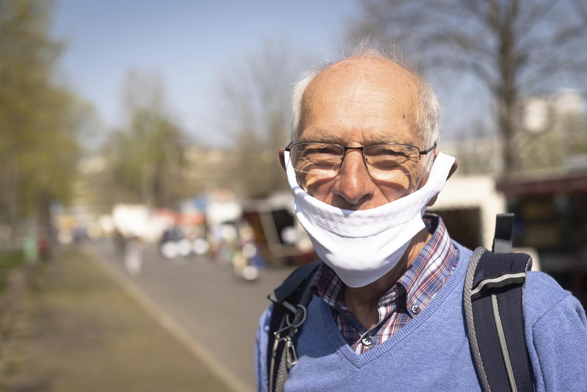 Dresden, Frühjahr 2020, Corona, Pandemie, Menschen, Marktbesucher mit Maske