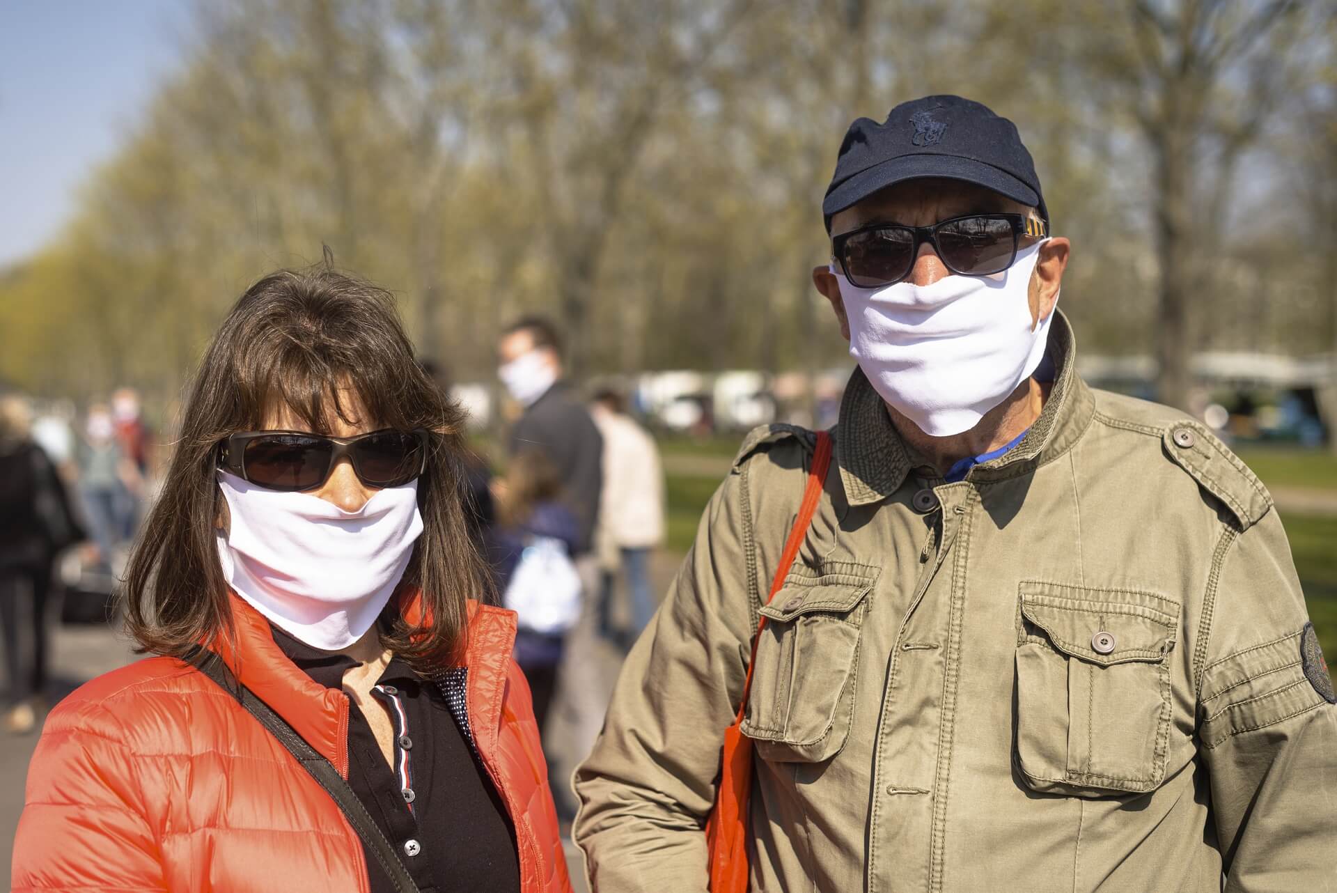 Dresden, Frühjahr 2020, Corona, Pandemie, Menschen, Marktbesucher mit Maske