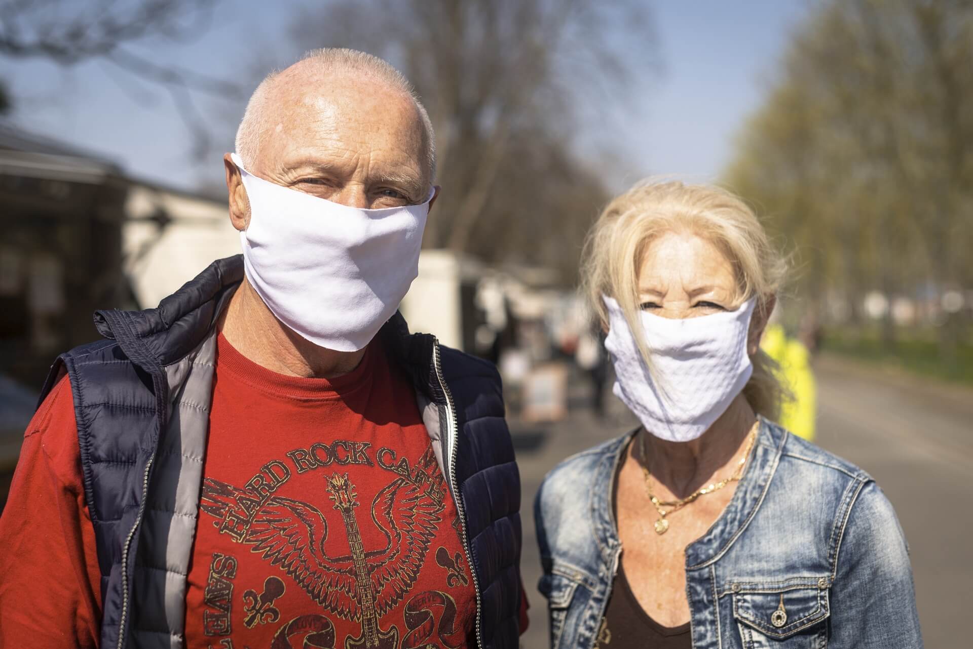 Dresden, Frühjahr 2020, Corona, Pandemie, Menschen, Marktbesucher mit Maske