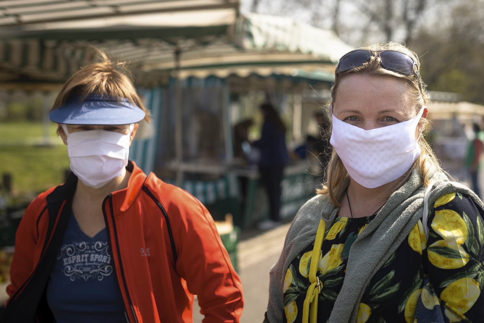 Dresden, Frühjahr 2020, Corona, Pandemie, Menschen, Marktbesucher mit Maske