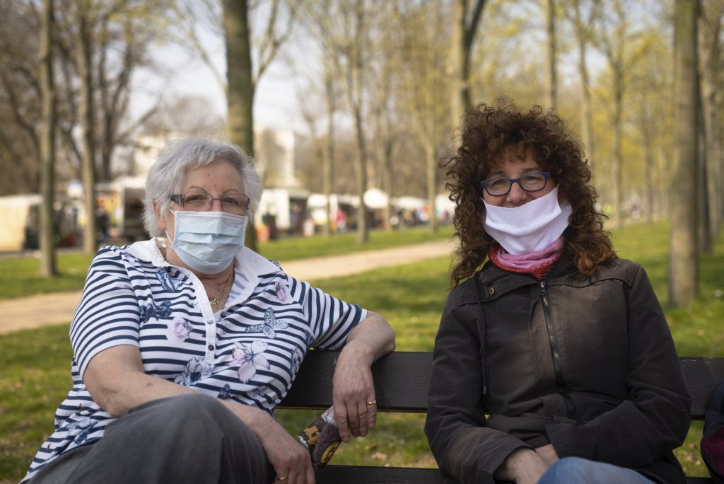 Dresden, Frühjahr 2020, Corona, Pandemie, Menschen, Marktbesucher mit Maske