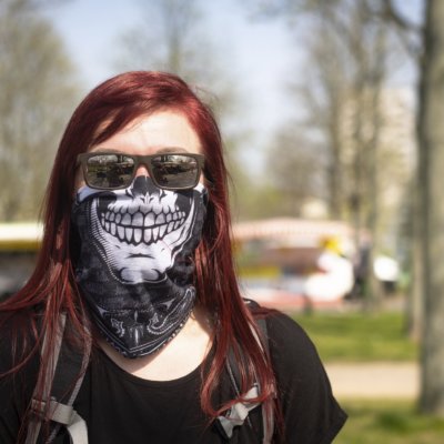 Dresden, Frühjahr 2020, Corona, Pandemie, Menschen, Marktbesucher mit Maske